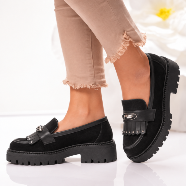 Pantofi damă negri din piele naturală cu platformă, franjuri și accesorii metalice