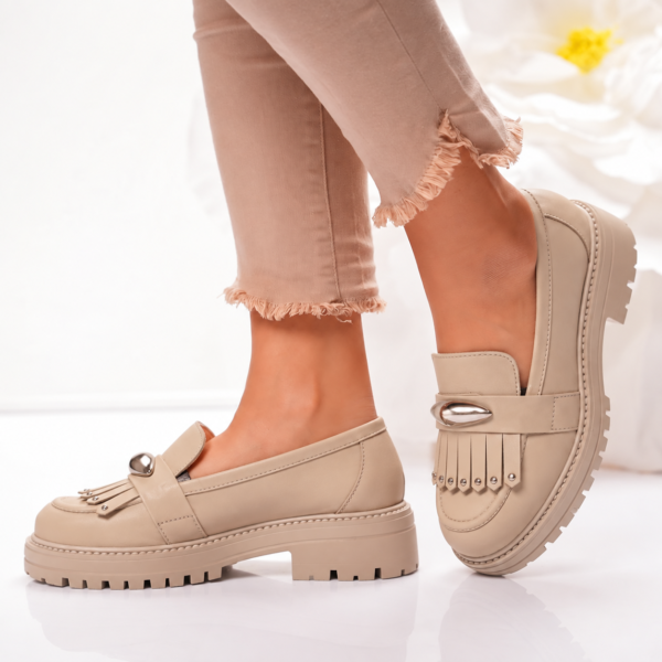 Passante Pantofi damă bej din piele naturală cu platformă, franjuri și accesoriu metalic
