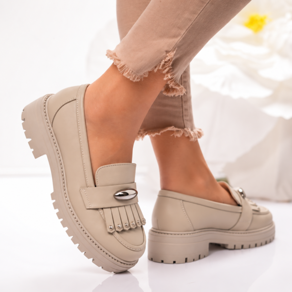 Passante Pantofi damă bej din piele naturală cu platformă, franjuri și accesoriu metalic