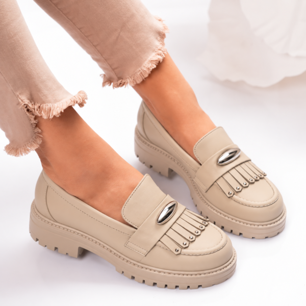 Passante Pantofi damă bej din piele naturală cu platformă, franjuri și accesoriu metalic